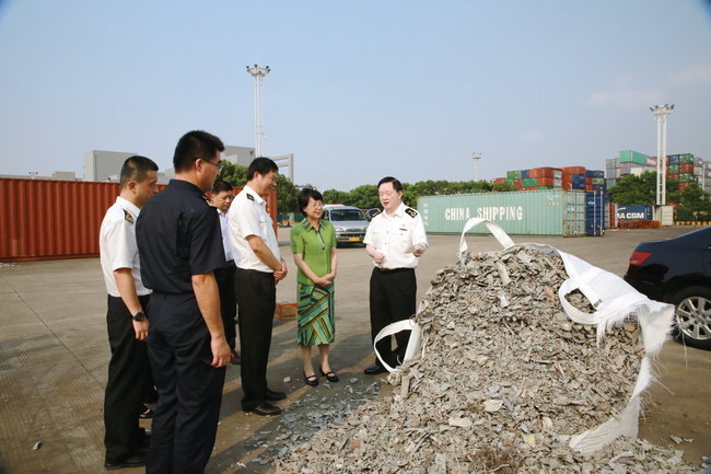 市委副秘书长,市直机关工委书记史跃萍带队慰问高温下的一线干部职工