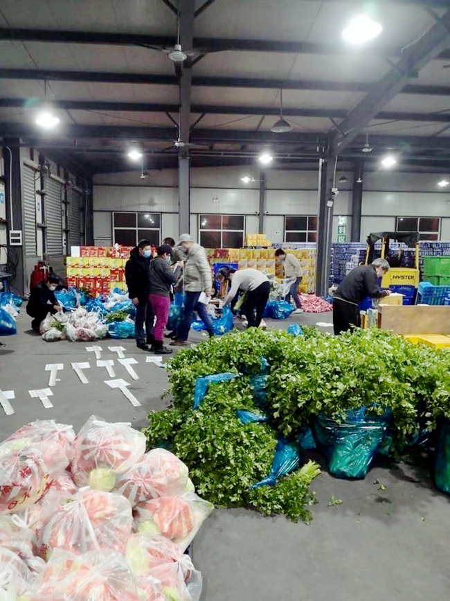 她正准备回家吃晚饭,很快又来了紧急任务"仓库分拣缺人,有10万吨蔬菜