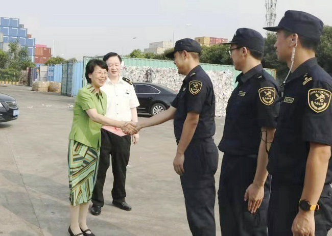 市委副秘书长,市直机关工委书记史跃萍带队慰问高温下的一线干部职工